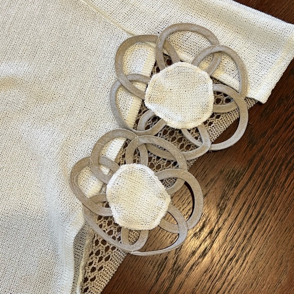 NWT Italian Asymmetric Blouse Top with Handmade Floral Applique L Cream - Picture 14 of 16